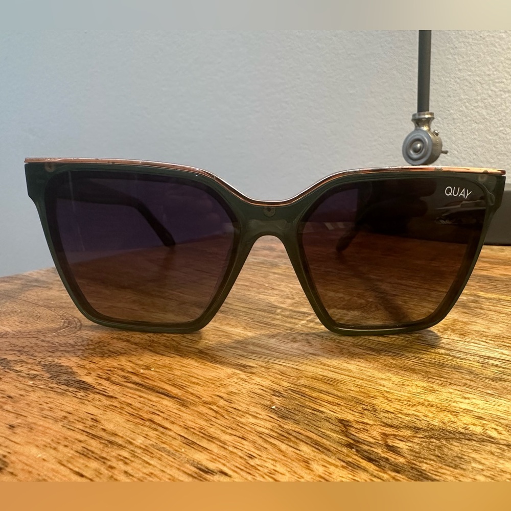 Quay Used Good Condition LEVEL UP - DARK MONSTERA/SMOKE POLARIZED Sunglasses